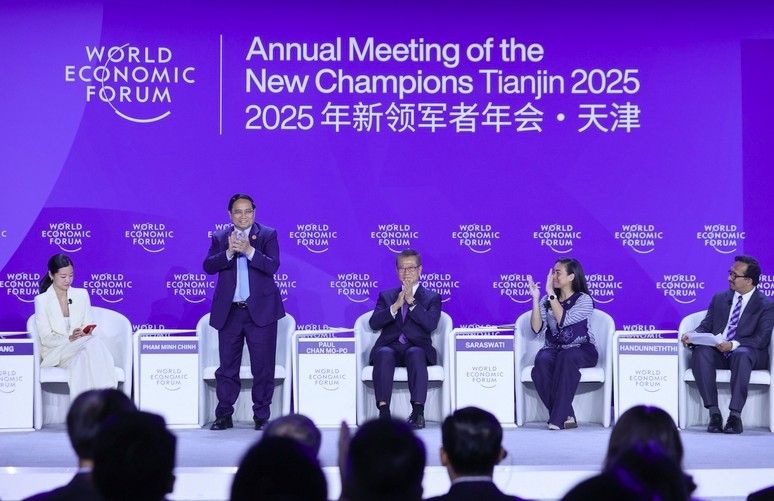 PM Chinh puts forward key proposals, urges stronger leadership role for WEF